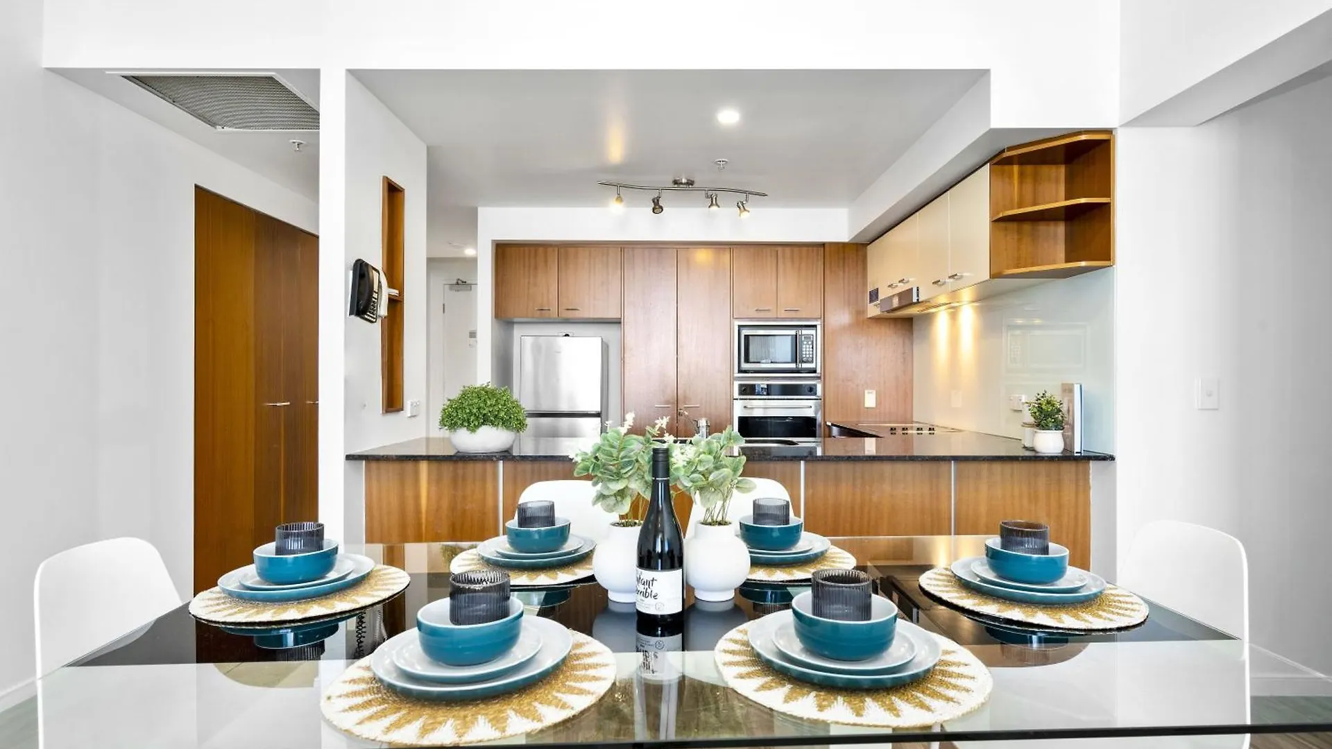 Chevron Renaissance Surfers Paradise Mid Week Madness Deal - Q Stay Gold Coast Apartment